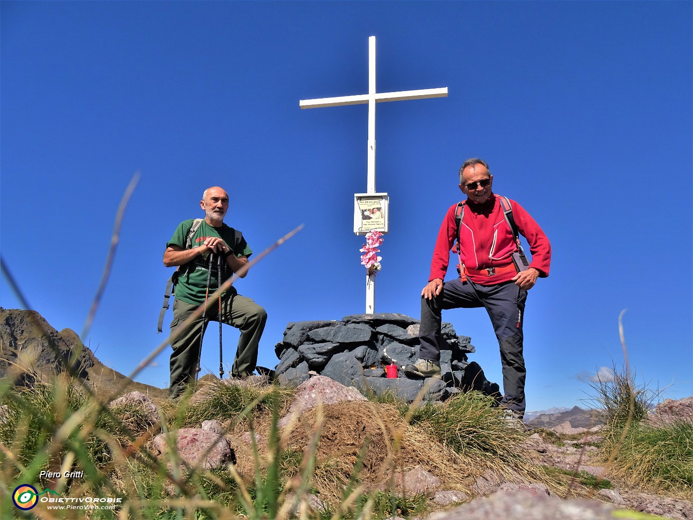 02 Alla croce di vetta di Cima di Mezzeno dedicata a Papa Giovanni Paolo II (2230 m).JPG